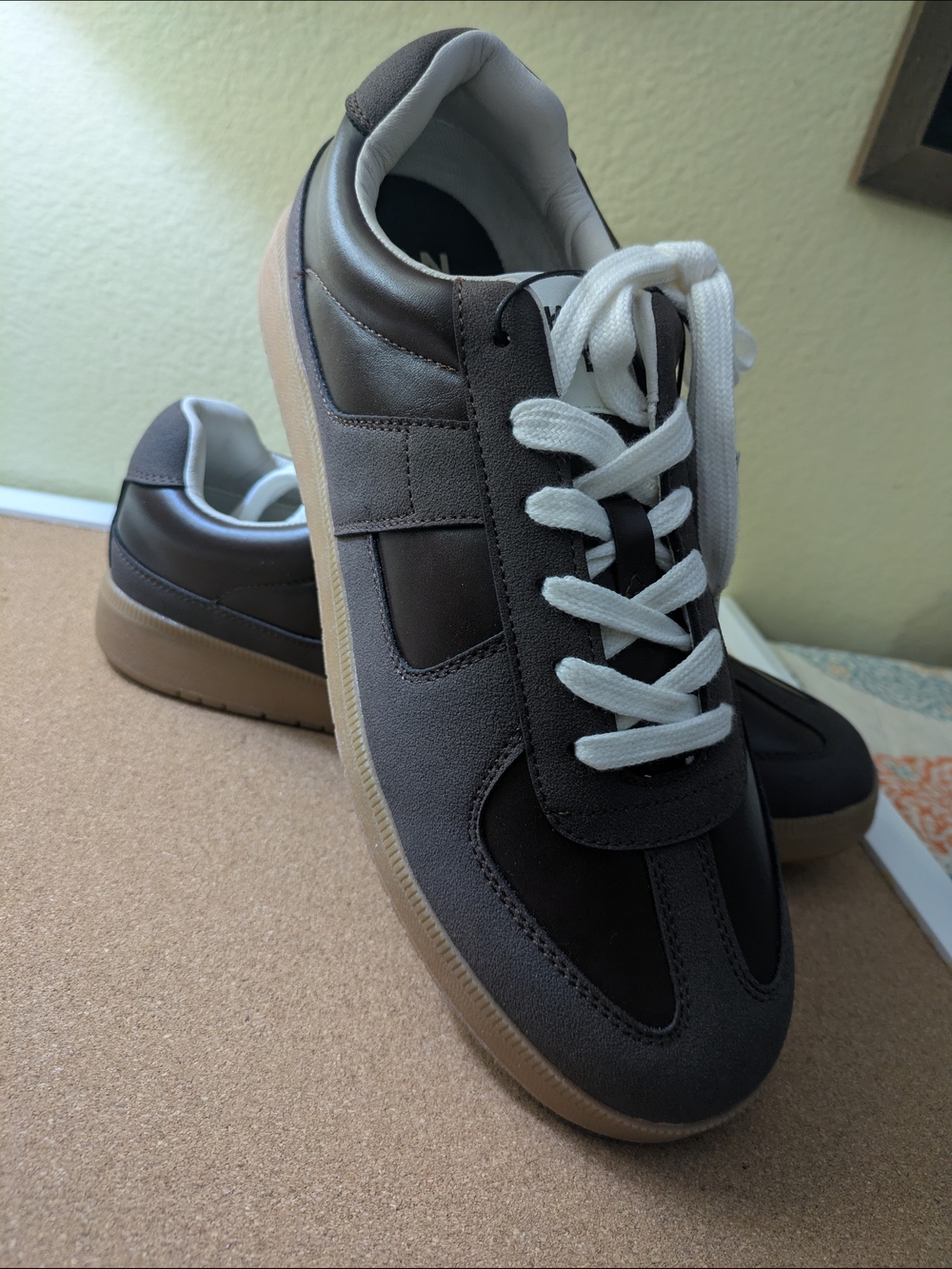 Men's Low-Top Casual Sneakers in Brown and Tan